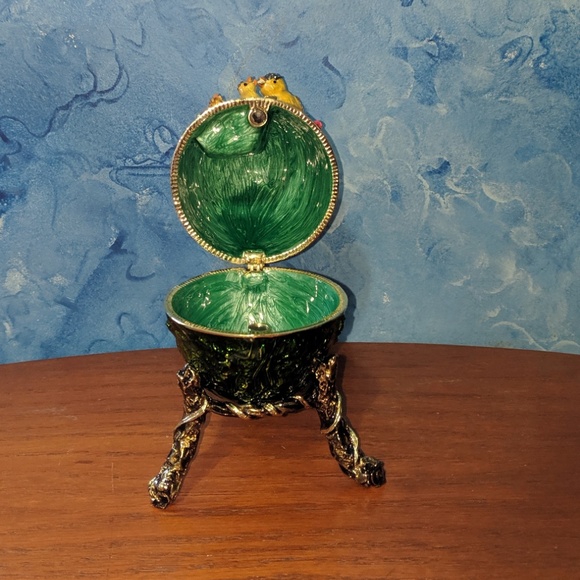 Ruling the Nest Enameled Egg - Picture 3 of 4